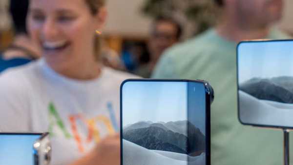 Apple Offers to Replace iPhone Duo Units After Screen Cracks Emerge