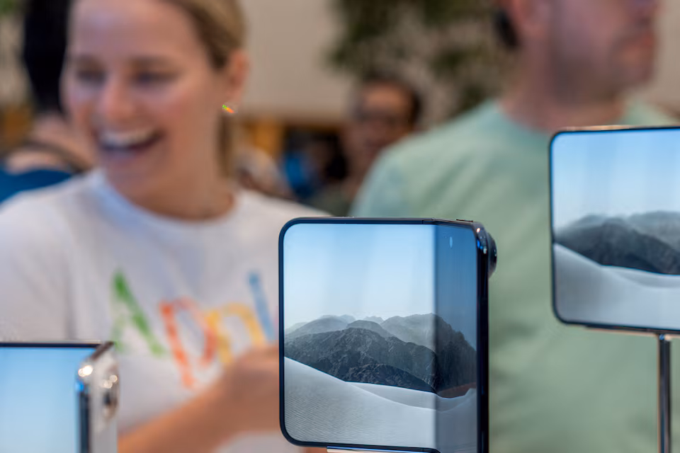 Apple Offers to Replace iPhone Duo Units After Screen Cracks Emerge